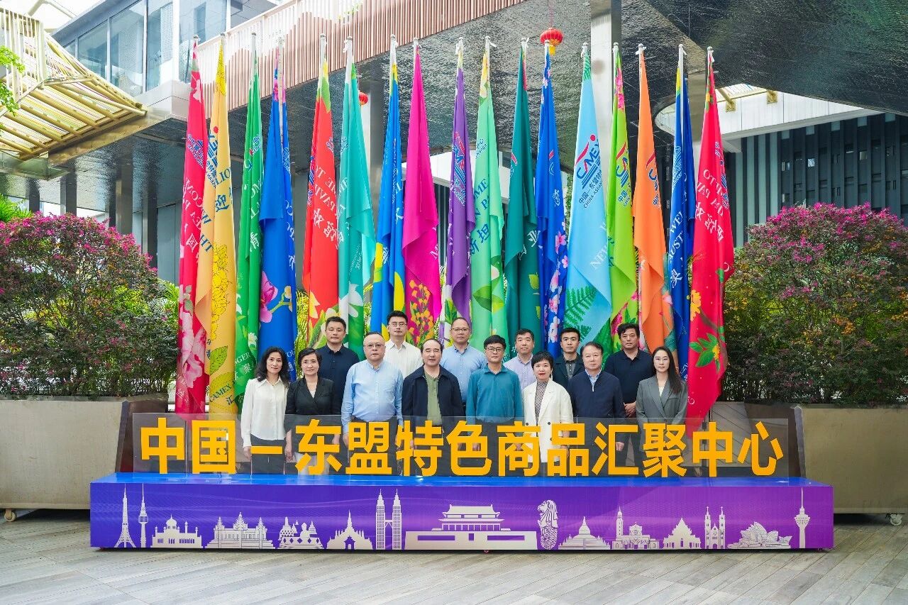 南京市政協(xié)黨組副書(shū)記蔣躍建一行參訪(fǎng)中新物流園、匯聚中心和水果交易中心